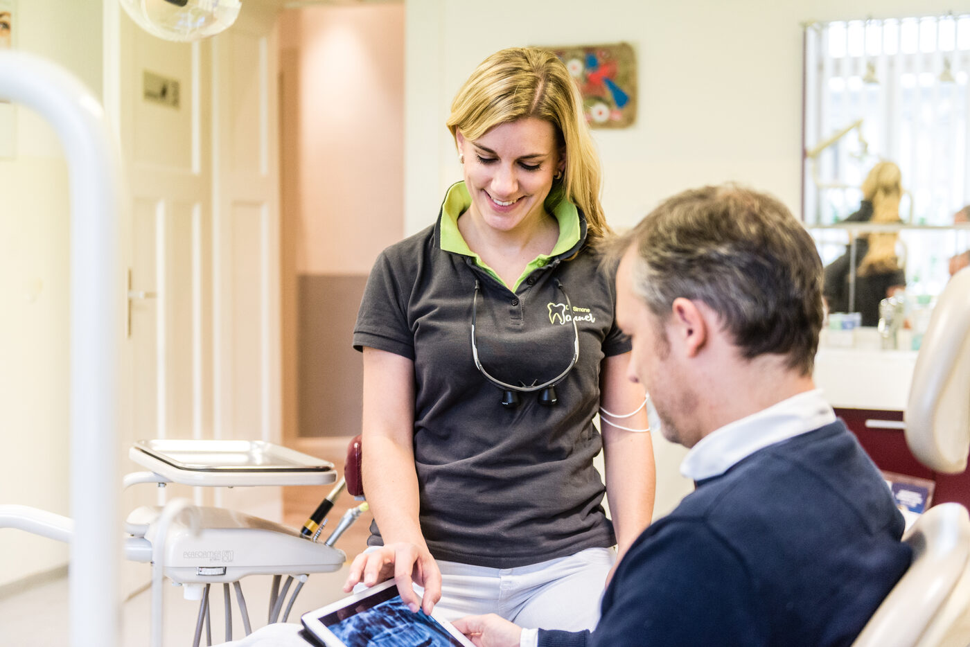 Dr. Jahnel im Behandlungszimmer