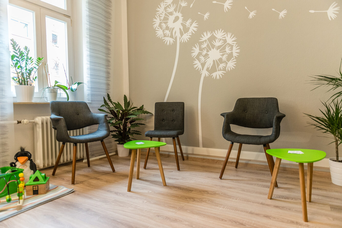 Wartezimmer Zahnarztpraxis Dr. Jahnel – Sessel und Pusteblumenwand